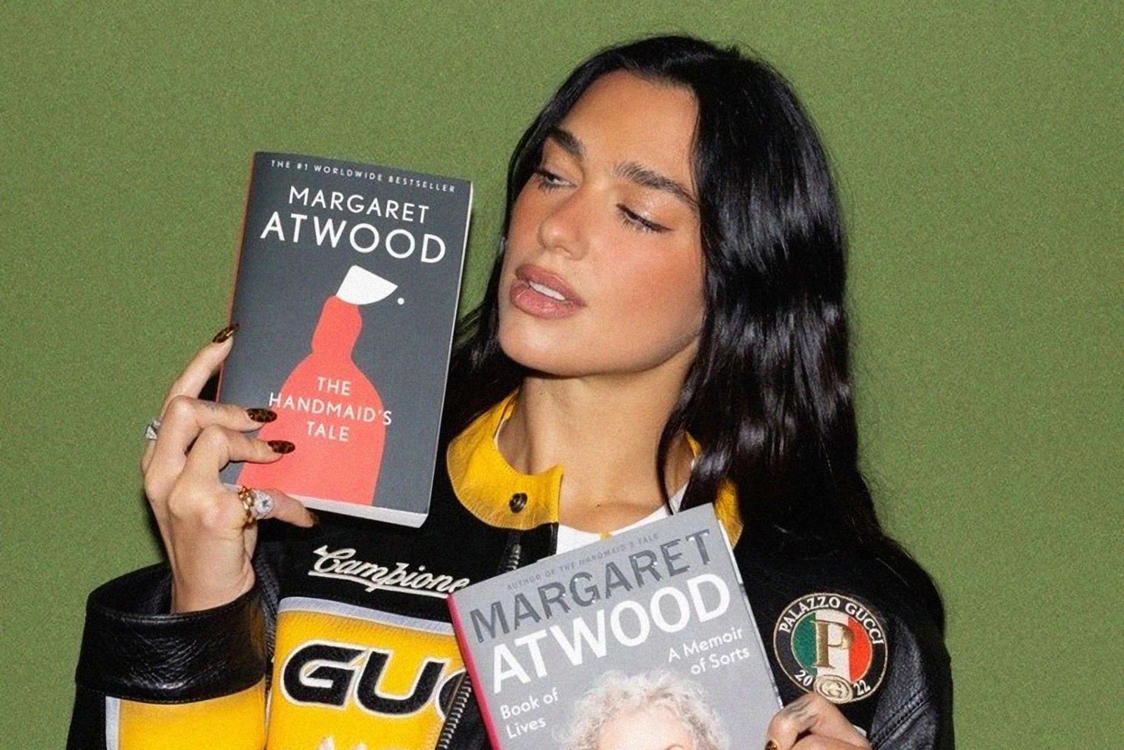 Dua Lipa sosteniendo dos libros