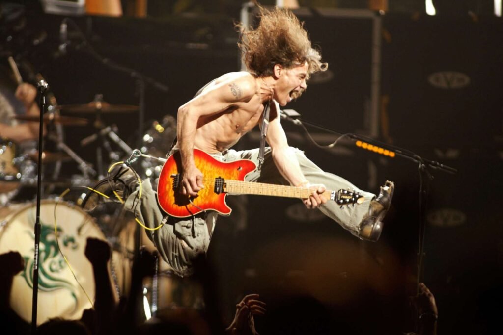 Eddie Van Halen saltando con su guitarra