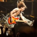 Eddie Van Halen saltando con su guitarra