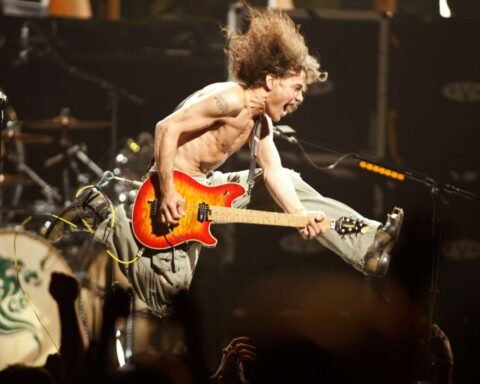 Eddie Van Halen saltando con su guitarra