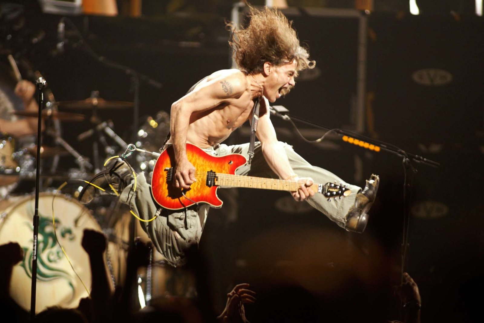 Eddie Van Halen saltando con su guitarra