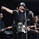 Eddie Vedder con estudiantes en el escenario