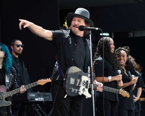Eddie Vedder con estudiantes en el escenario