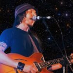 Elliott Smith con su guitarra