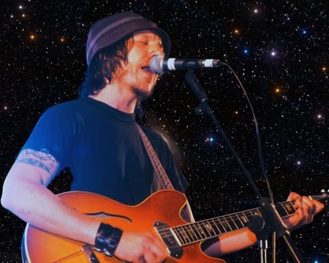 Elliott Smith con su guitarra