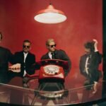 Interpol sentados en una mesa