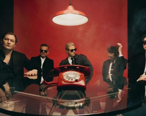 Interpol sentados en una mesa