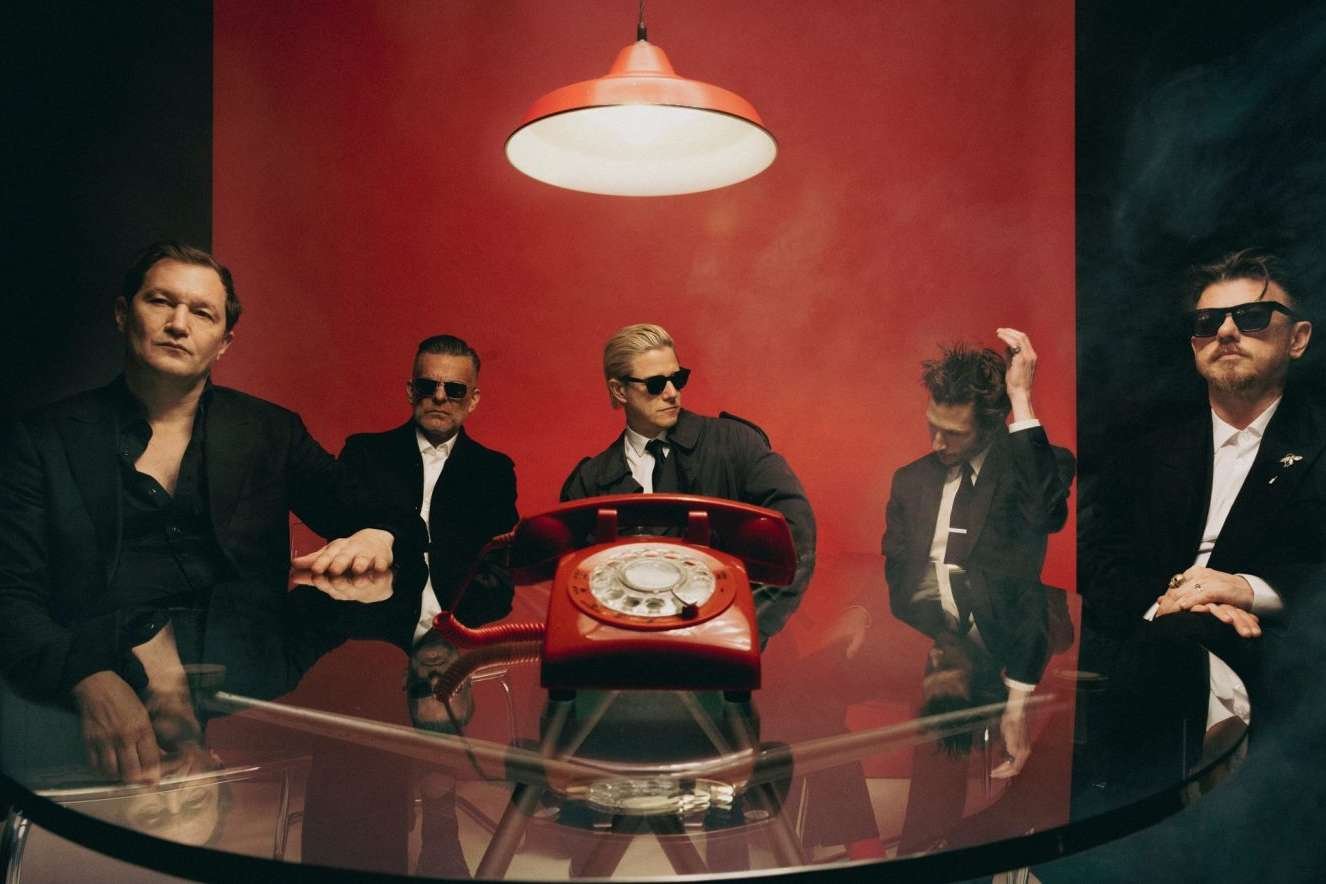 Interpol sentados en una mesa