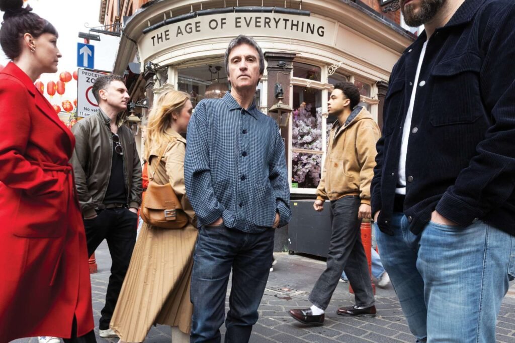 Johnny Marr parado en una calle