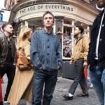 Johnny Marr parado en una calle