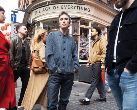 Johnny Marr parado en una calle