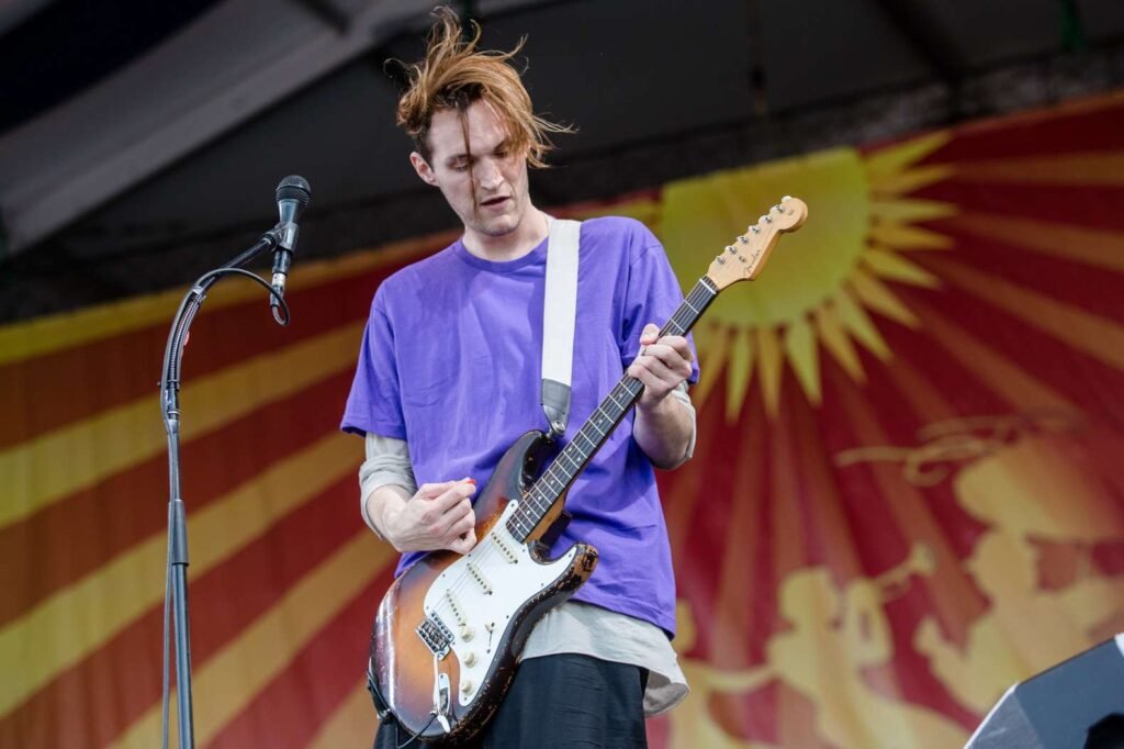 Josh Klinghoffer con su guitarra en el escenario