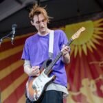 Josh Klinghoffer con su guitarra en el escenario