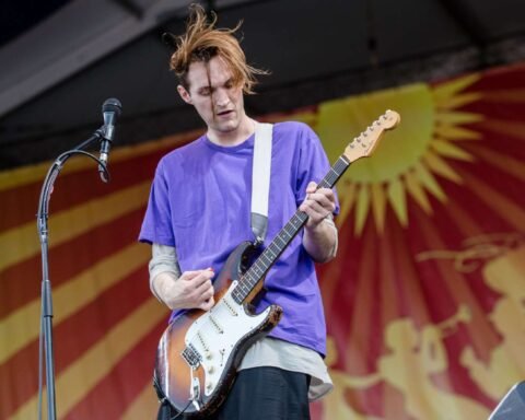 Josh Klinghoffer con su guitarra en el escenario