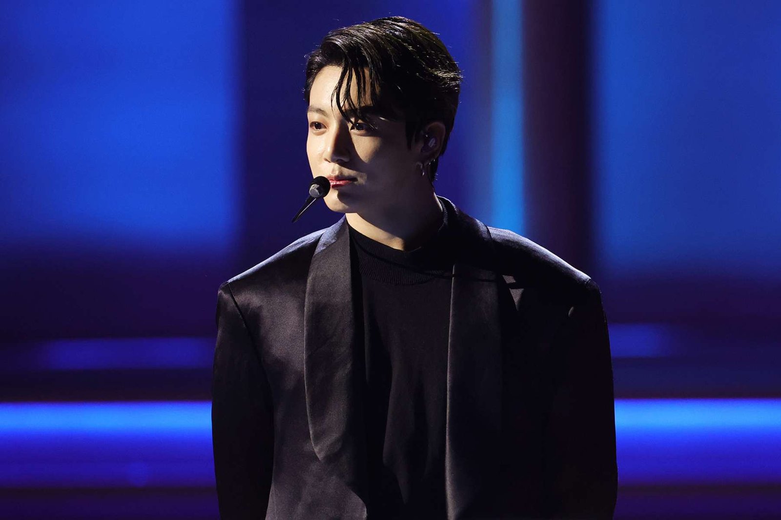 Jungkook sobre el escenario