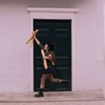 Kiara Quispe corriendo con panes en las manos