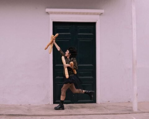 Kiara Quispe corriendo con panes en las manos
