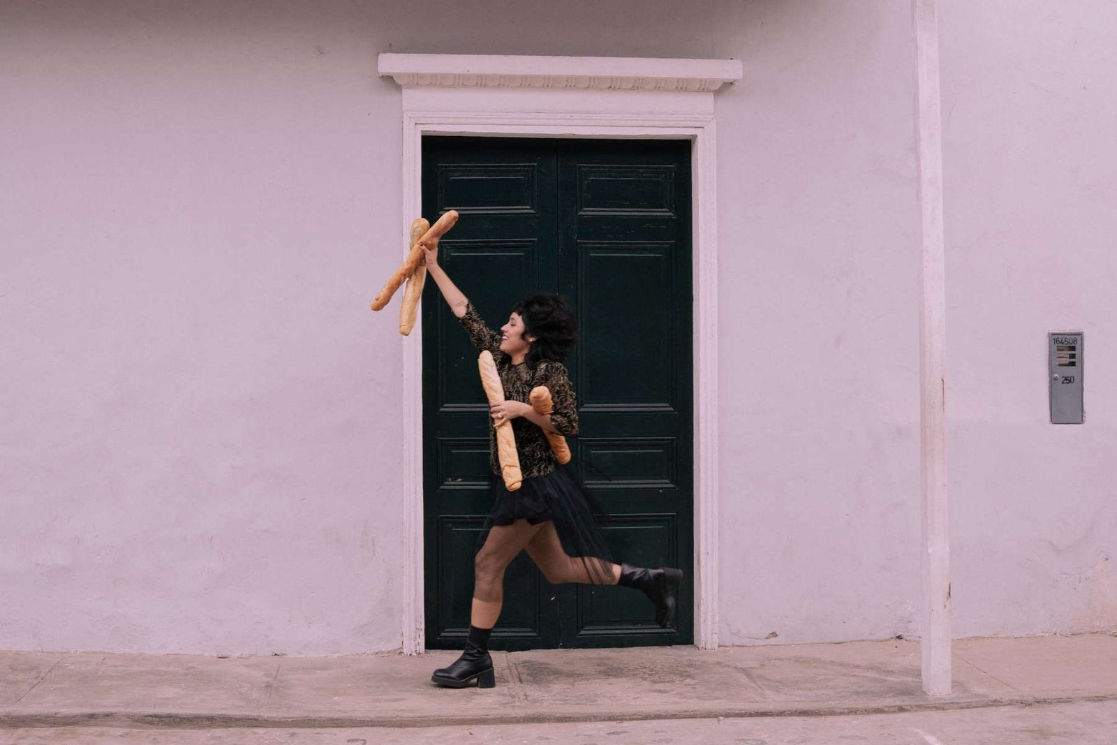 Kiara Quispe corriendo con panes en las manos