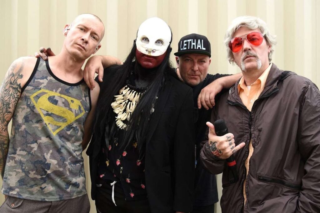 Limp Bizkit posando con fondo crema