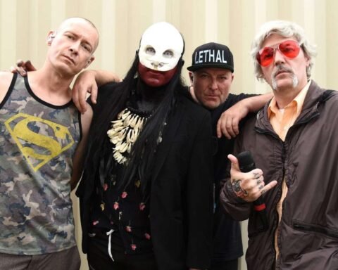 Limp Bizkit posando con fondo crema