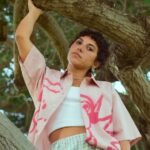 Lorena Blume trepando un árbol