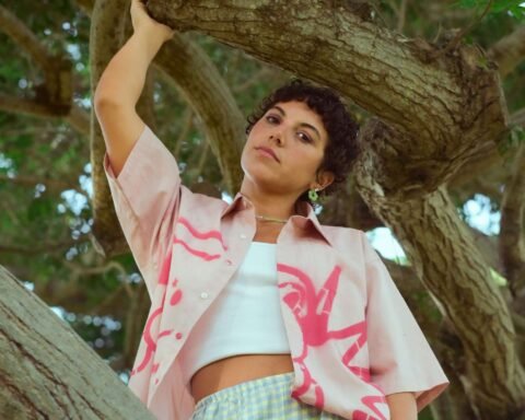 Lorena Blume trepando un árbol