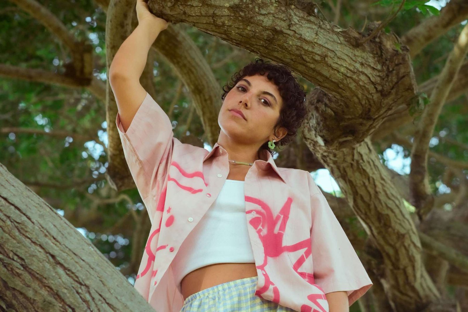 Lorena Blume trepando un árbol