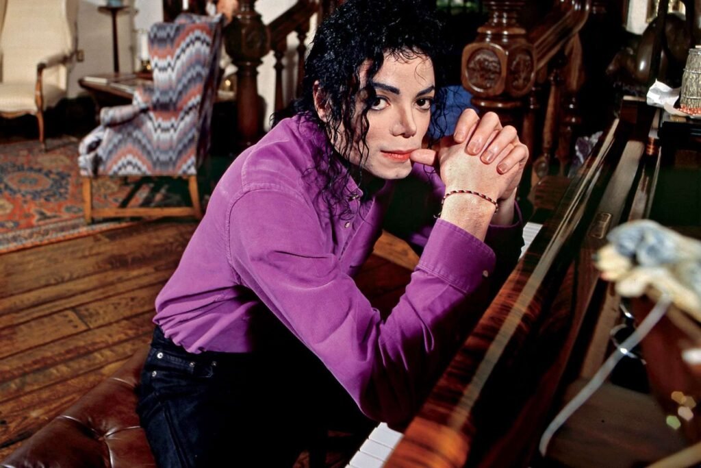Michael Jackson sentado al piano