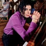 Michael Jackson sentado al piano