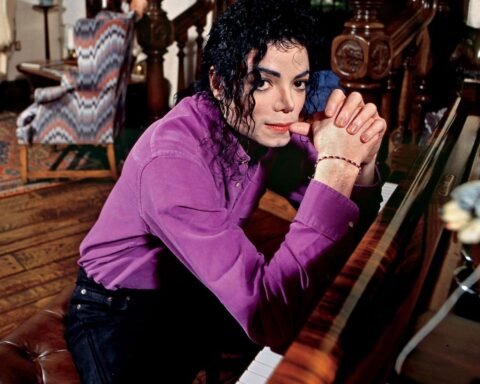 Michael Jackson sentado al piano