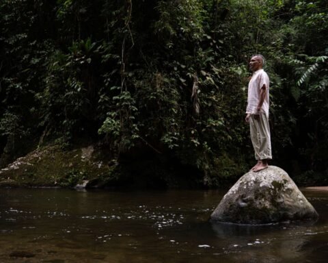 Montoya parado sobre una piedra de río