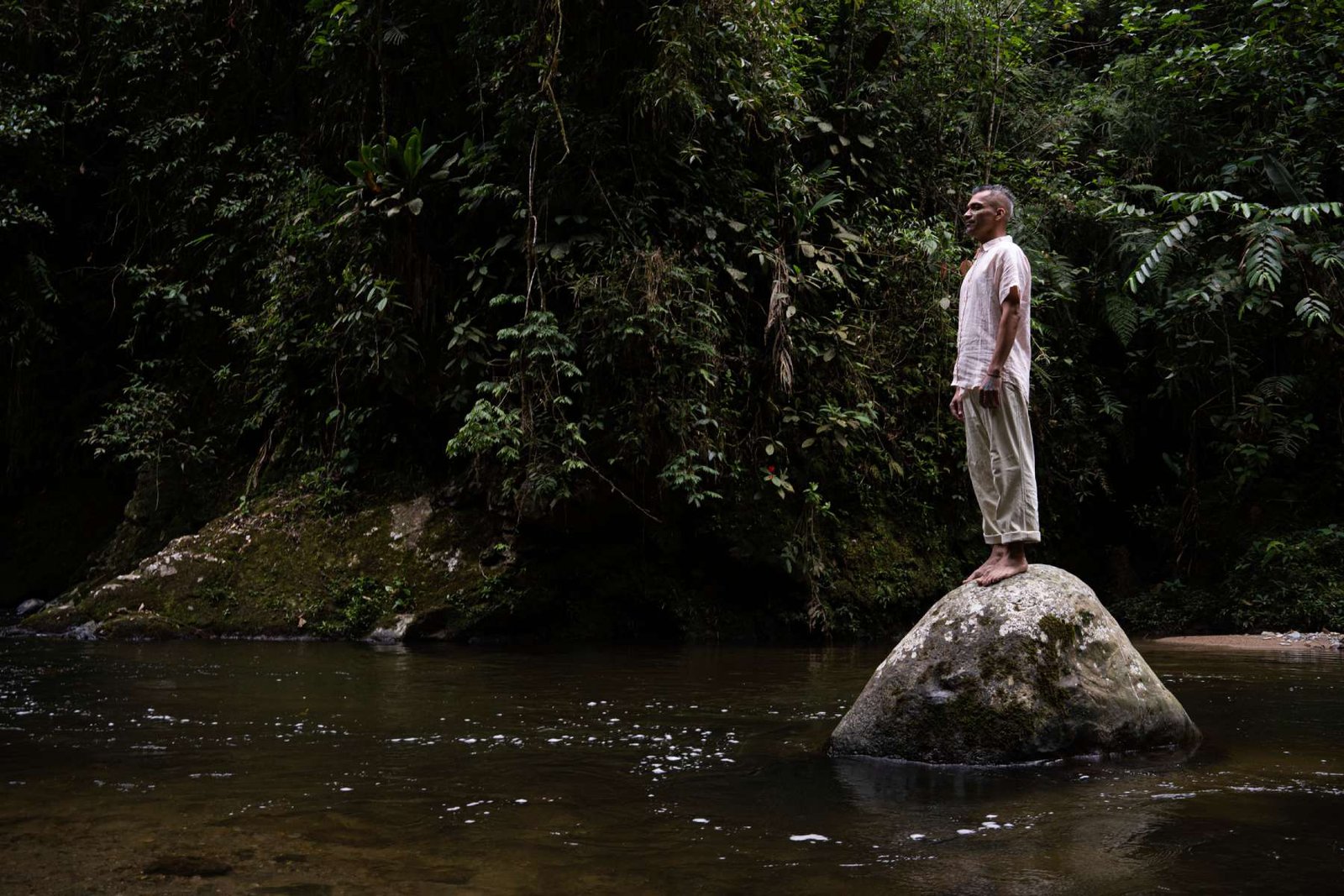 Montoya parado sobre una piedra de río