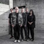 New Order posando en un espacio de cemento