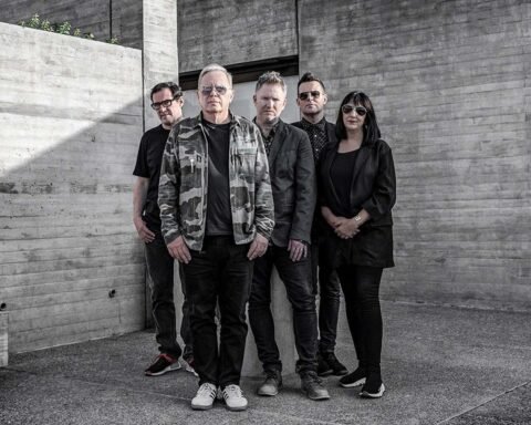 New Order posando en un espacio de cemento