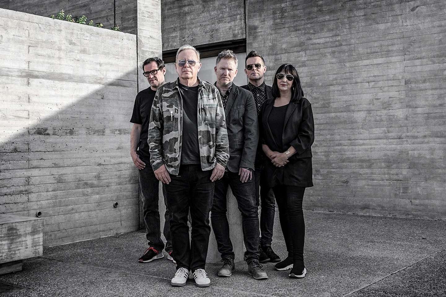 New Order posando en un espacio de cemento