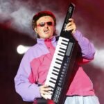 Oliver Tree con su sintetizador en el escenario