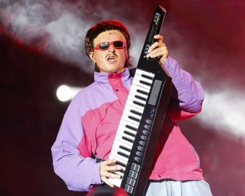 Oliver Tree con su sintetizador en el escenario
