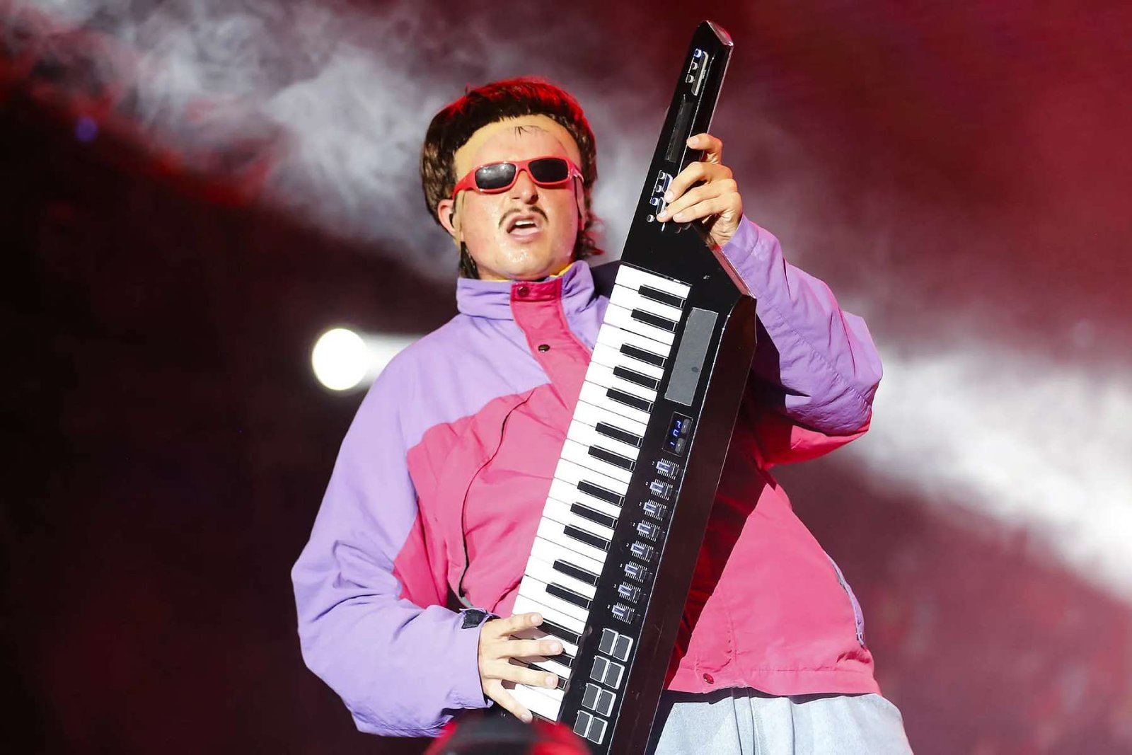 Oliver Tree con su sintetizador en el escenario