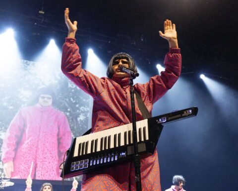 Oliver Tree con su sintetizador en el escenario