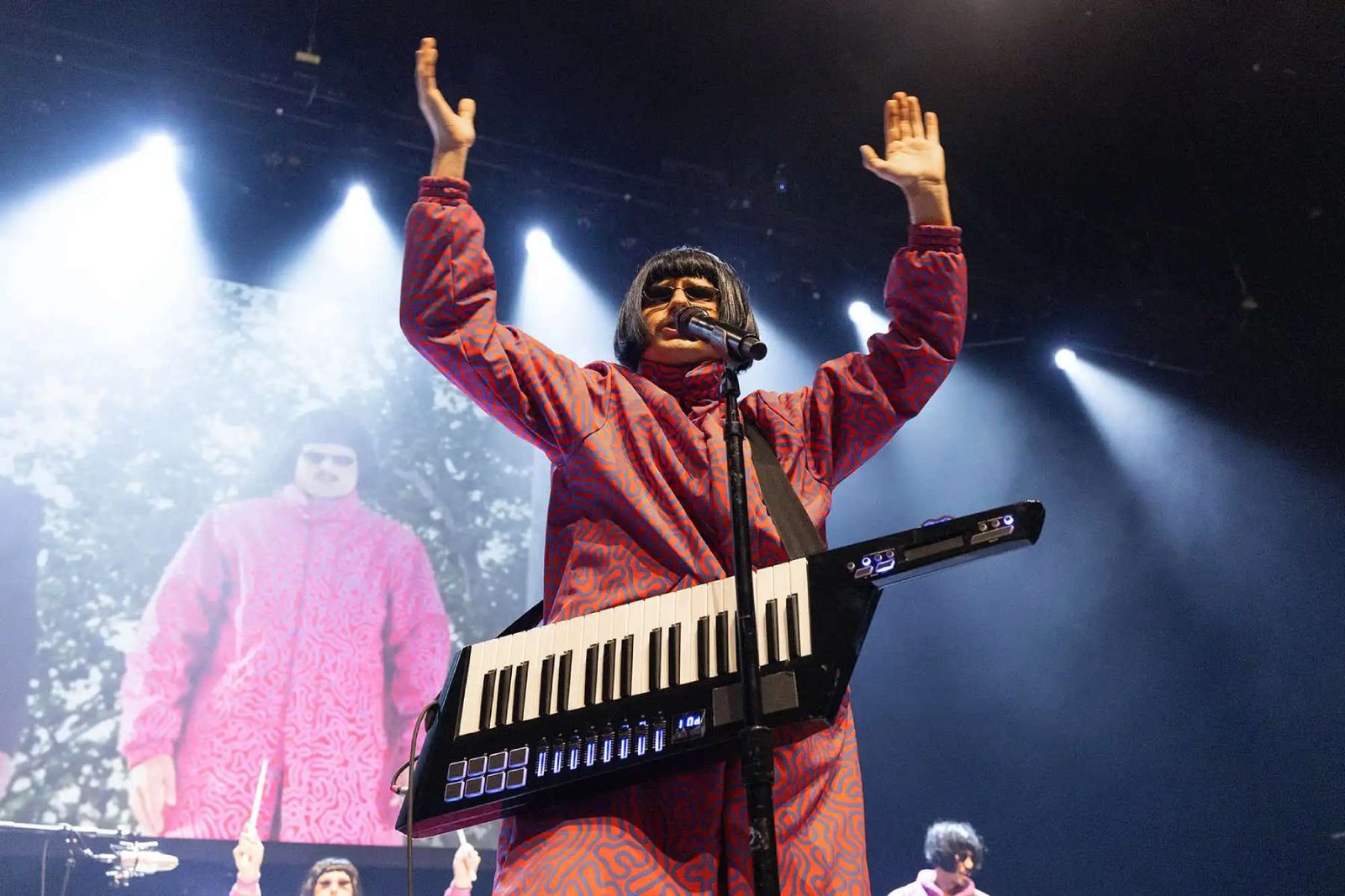 Oliver Tree con su sintetizador en el escenario