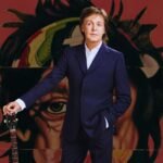 Paul McCartney con el fondo de Foreign Tongues
