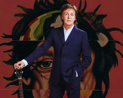 Paul McCartney con el fondo de Foreign Tongues