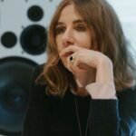 PJ Harvey con un altoparlante detrás