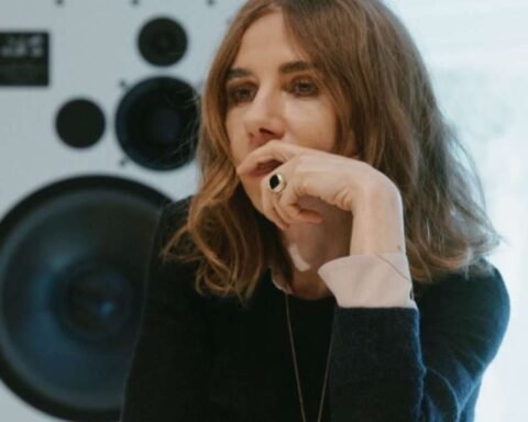 PJ Harvey con un altoparlante detrás