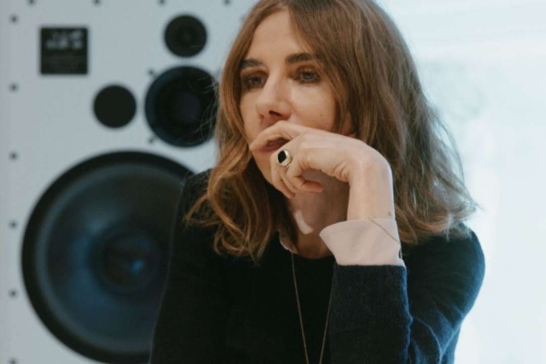 PJ Harvey con un altoparlante detrás