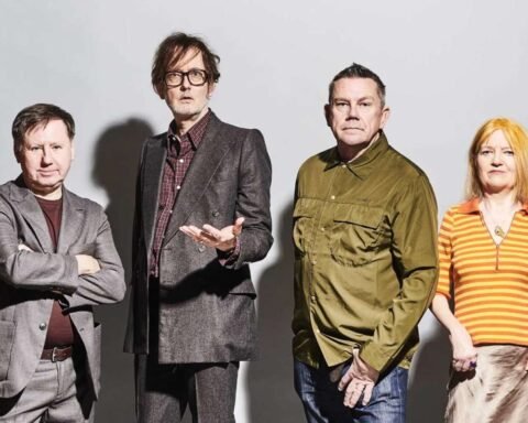 Pulp posando con una pared blanca de fondo