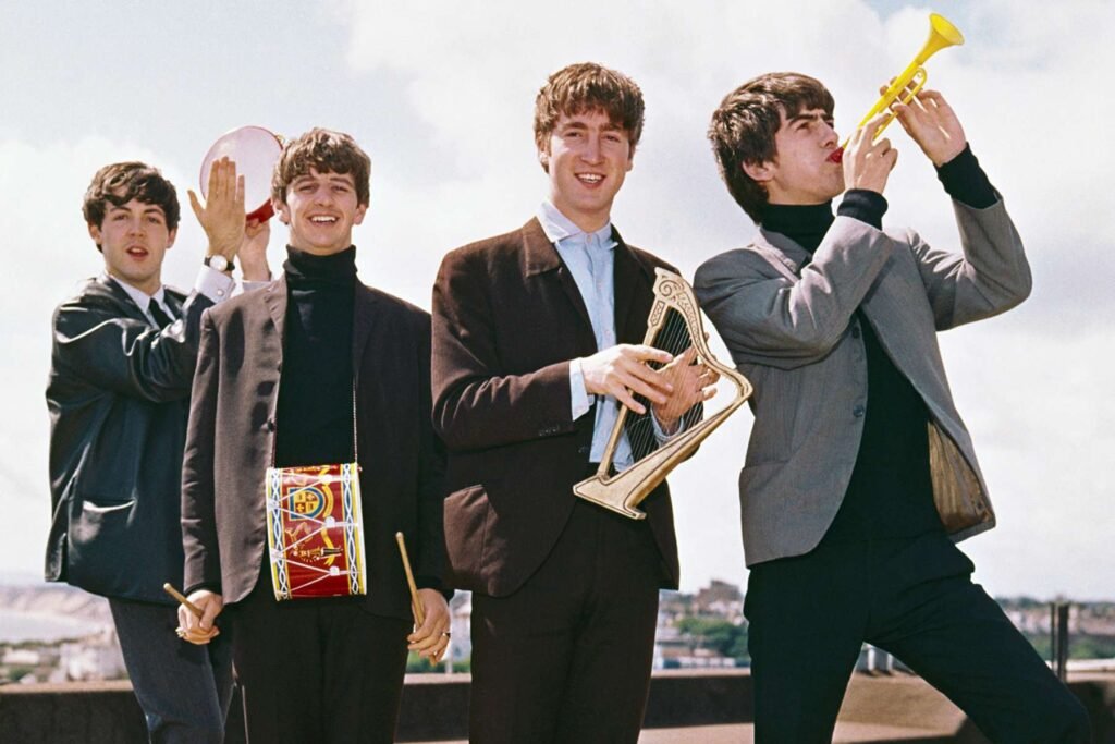 The Beatles sosteniendo instrumentos