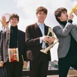 The Beatles sosteniendo instrumentos