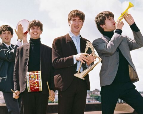The Beatles sosteniendo instrumentos