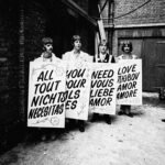 The Beatles con los letreros de “All You Need Is Love”